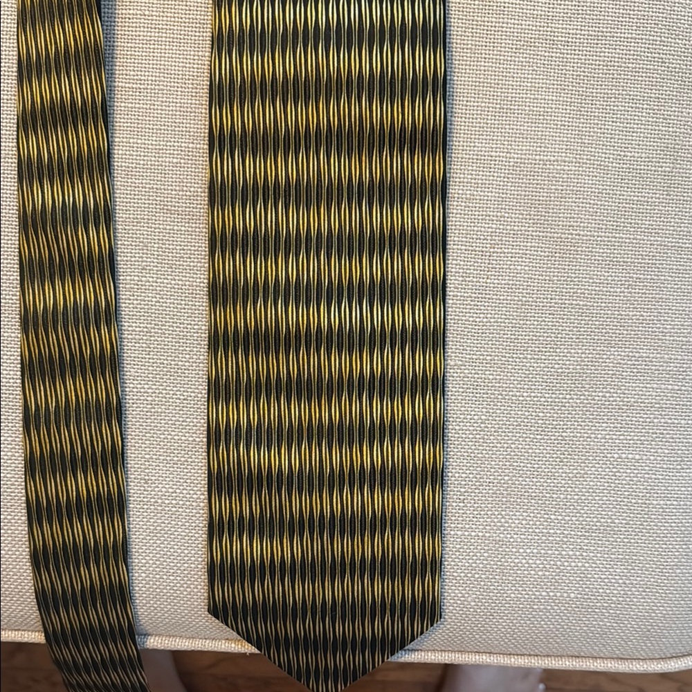 Stylish Yellow and Black Patterned Tie